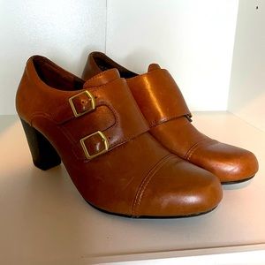 Clarks tan leather bootie - size 9.5